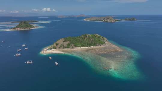 印尼东努沙登加拉科莫多海岛航拍自然风光