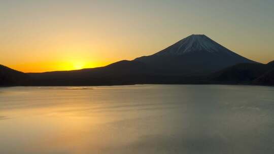 富士山和元须湖的日出景观，