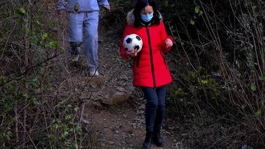 女孩正在下山视频素材模板下载