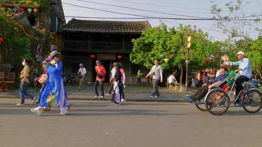 行人和人力车在街道上，在和一安市，越南