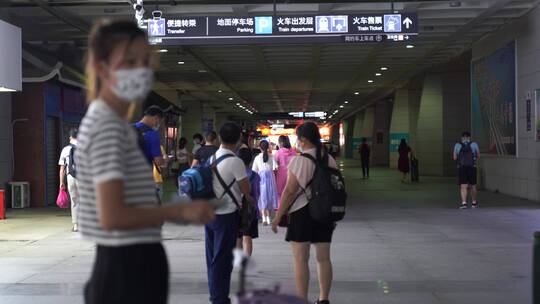 动车站出口人流地下通道车站地铁行人群旅客视频素材模板下载