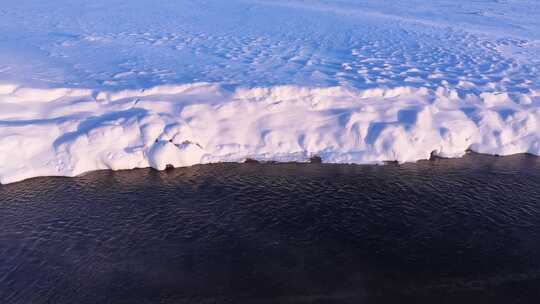 冰雪覆盖大地与河流的景象