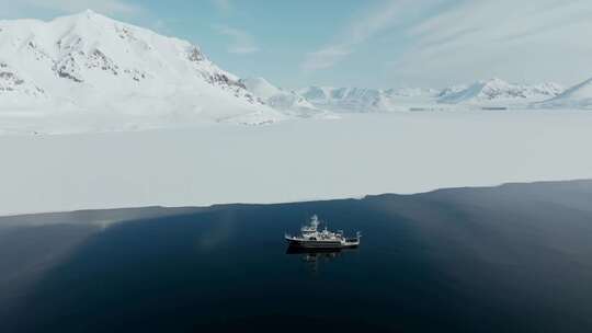 小船航行在大海冰山冰川中斯瓦尔巴特群岛