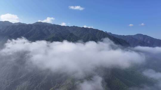 航拍高山和云海