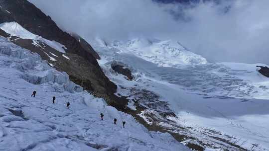 航拍攀登四川第二高峰中山峰冰川上的登山队