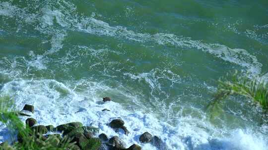 4K升格实拍海岸边潮水拍打礁石激起浪花视频素材模板下载