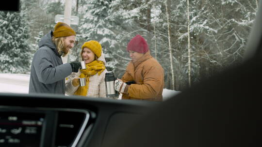 从车窗看向在雪地里喝茶聊天的人群