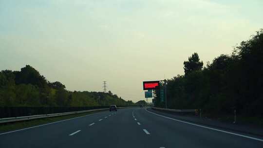 开车行驶在高速公路驾驶第一视角车窗外风景
