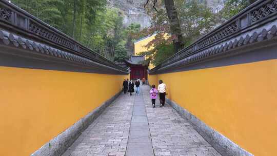 黄色围墙寺庙过道航拍视频素材模板下载