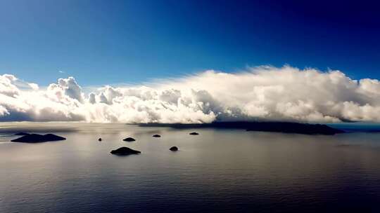 航拍海面与岛屿云海全景