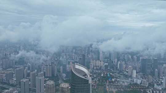 湖北武汉中心大厦与低空云层延时