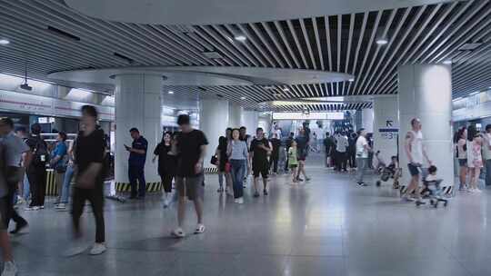 4k重庆轻轨地铁高峰期上下班人流，绿色出行视频素材模板下载