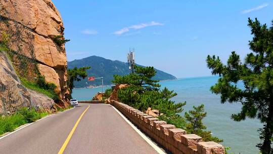 开车行驶在环海道路上-山海旅行风景