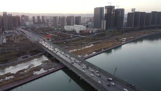 航拍太原城市建筑汾河流立交桥傍晚车流美景