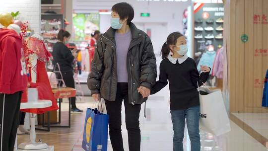 在商场逛街购物的中国母女