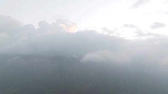 台风到来之前，泰山云雾翻腾，风起云涌