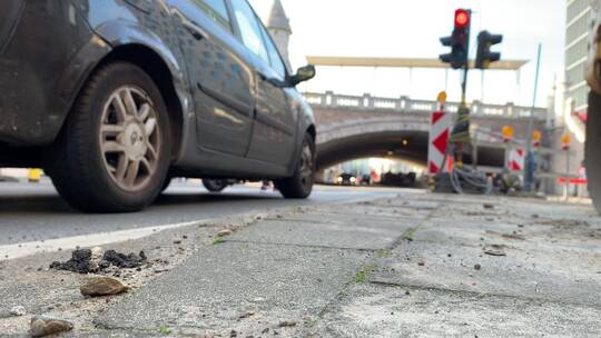 道路上等红灯的车辆视频素材模板下载