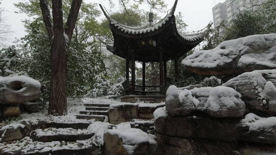 雪中的北京紫竹院公园内的远亭视频素材模板下载