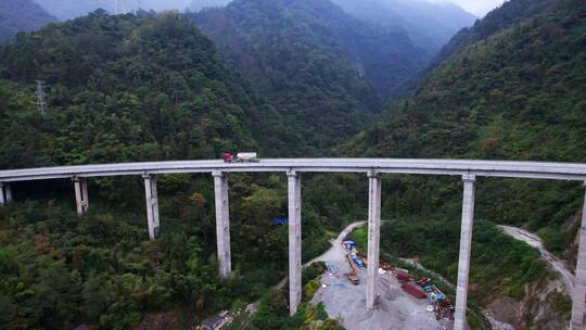 高原地区山间桥梁公路航拍视频素材模板下载