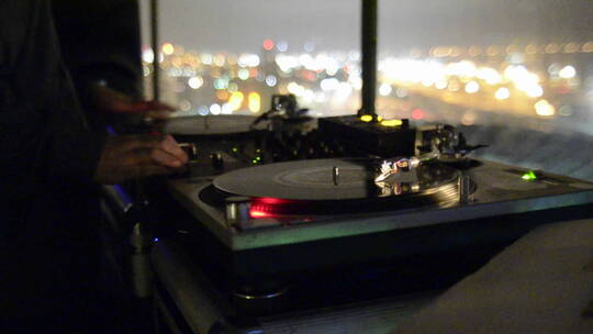 DJ在夜总会播放音乐