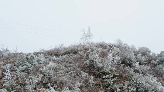 4K航拍 冰天雪地的电力塔