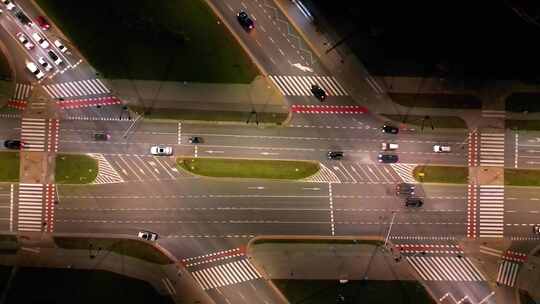 无人驾驶飞机拍摄了高速公路上的夜间交通，