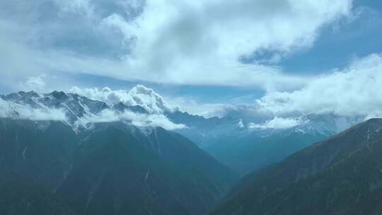 云雾缭绕的壮丽雪山景色