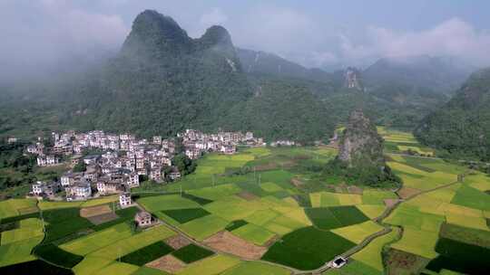 秋天的早晨桂林喀斯特地貌山间的村庄和稻田