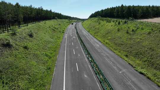 林区山区田野秋色公路道路汽车行驶