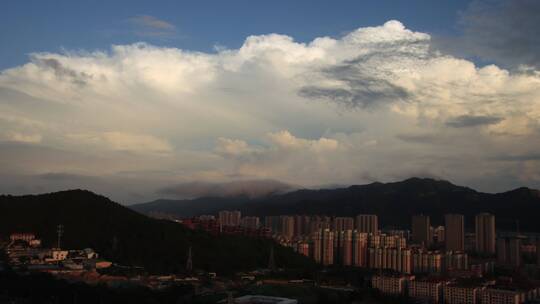 威海里口山城市山地上空的积雨云延时