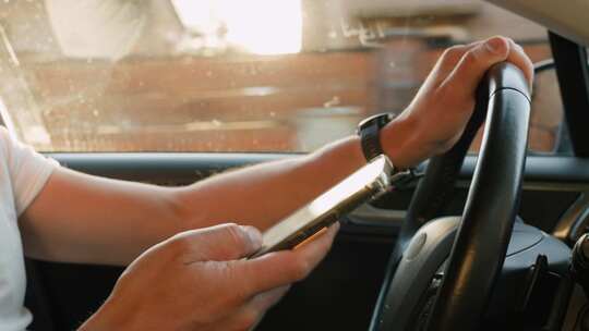 司机开车时使用智能手机不安全分心驾驶