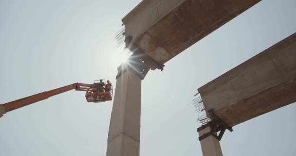 施工升降机将人抬向阳光下的柱子