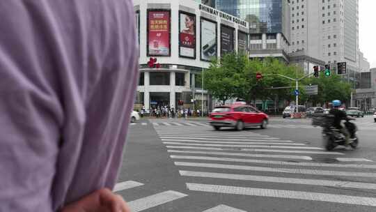 上海路口人群过马路