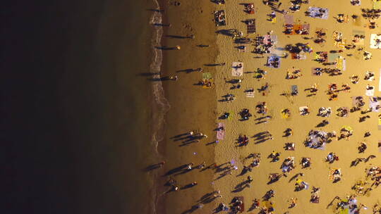 航拍沙滩上密集的人群