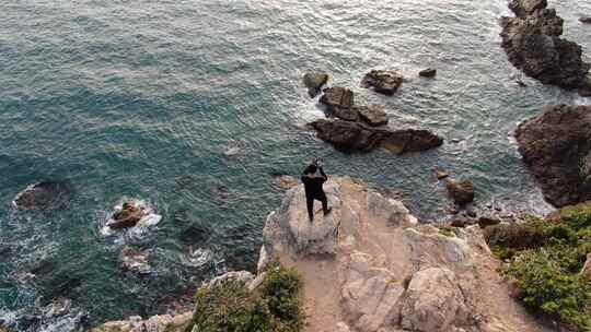 鹿嘴山庄无人机航拍海岸线礁石海边悬崖日出