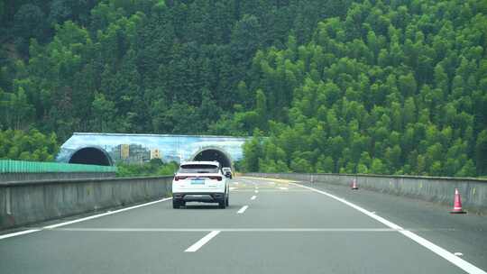 开车进隧道驾驶车辆行驶在高速公路第一视角