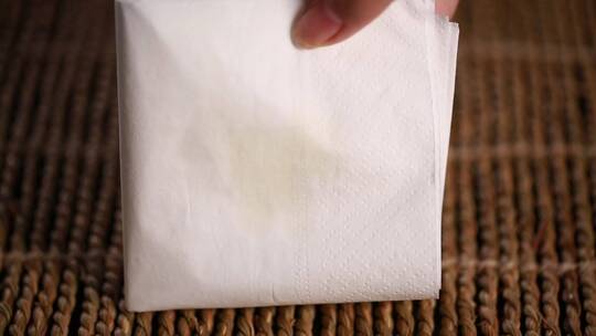 餐巾纸上吸油沾满油渍