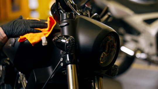 维修部摩托车底座的特写镜头大师擦亮摩托车