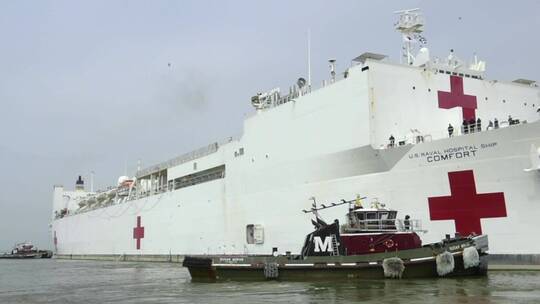 美国海军医院船舒适号停靠在纽约港