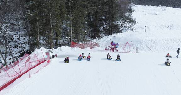 航拍四川毕棚沟滑雪场游客开心滑雪游玩