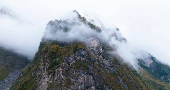 四川茂县秋季山峰彩林云雾缭绕山水画般风景