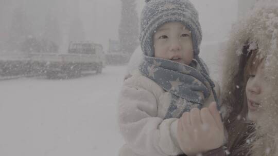 大雪纷飞母子雪地嬉戏SLOG