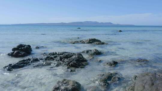 海边海水岩石拍打海浪