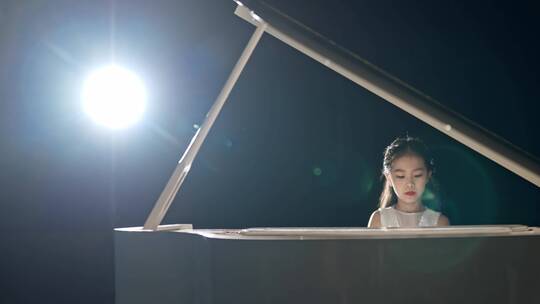 聚光灯下小女孩弹钢琴视频素材模板下载