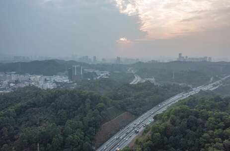 雾霾下的城市道路