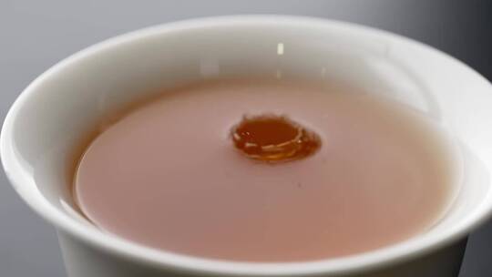 升格拍摄茶水滴落茶杯茶汤唯美写意品茶视频