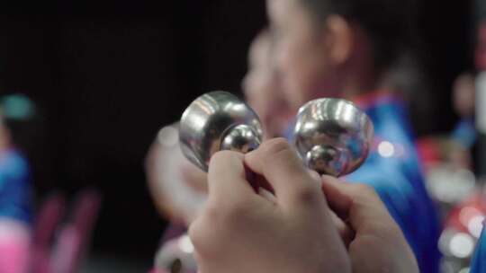 手持铃铛演奏近景素材