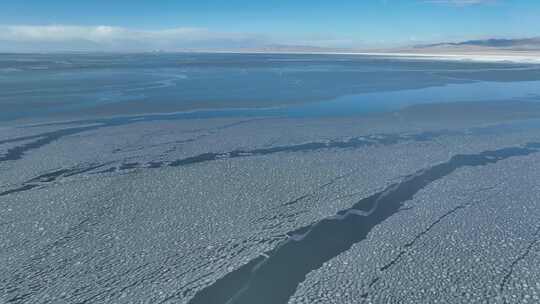 青海青海湖蓝天白云湖面结冰航拍4K视频