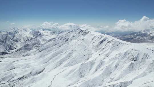 青海拉脊山蓝天白云雪山航拍视频