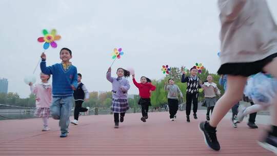 孩子儿童拿风车奔跑快乐童年